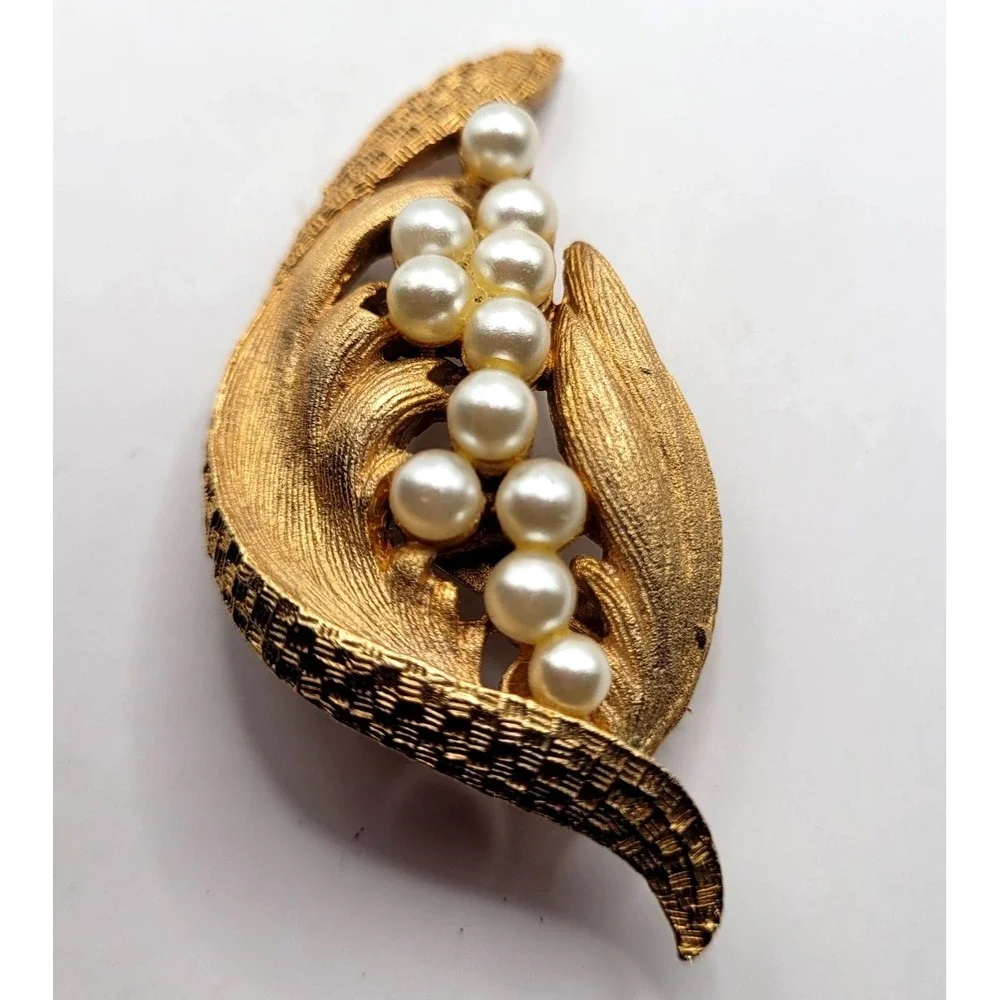 Vintage 1 Roma Brooch Lot (5) Gold Tone Pearl Accent Leaf Wreath Modern
